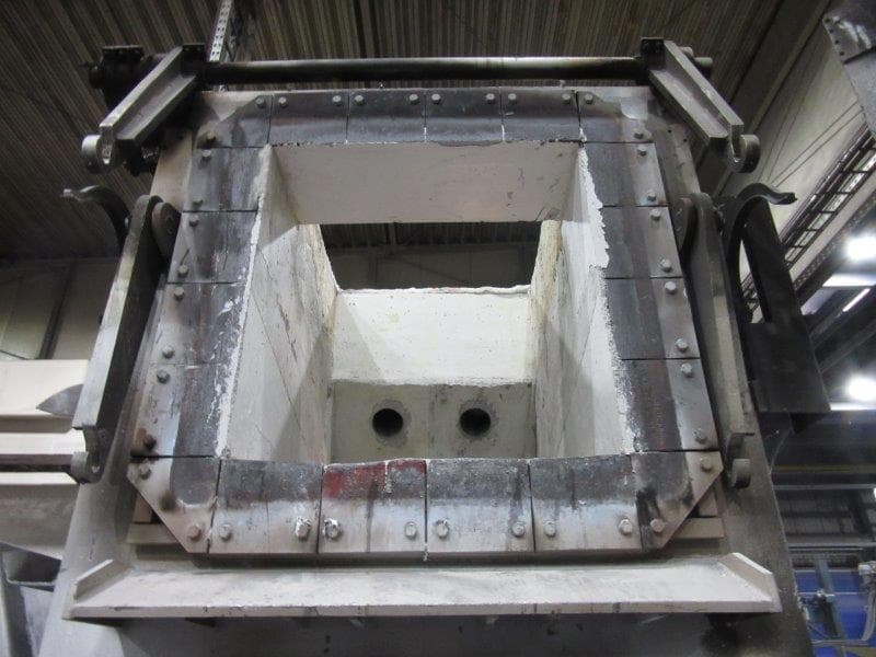 Aluminiumofen mit Brenneröffnungen nach Wartung