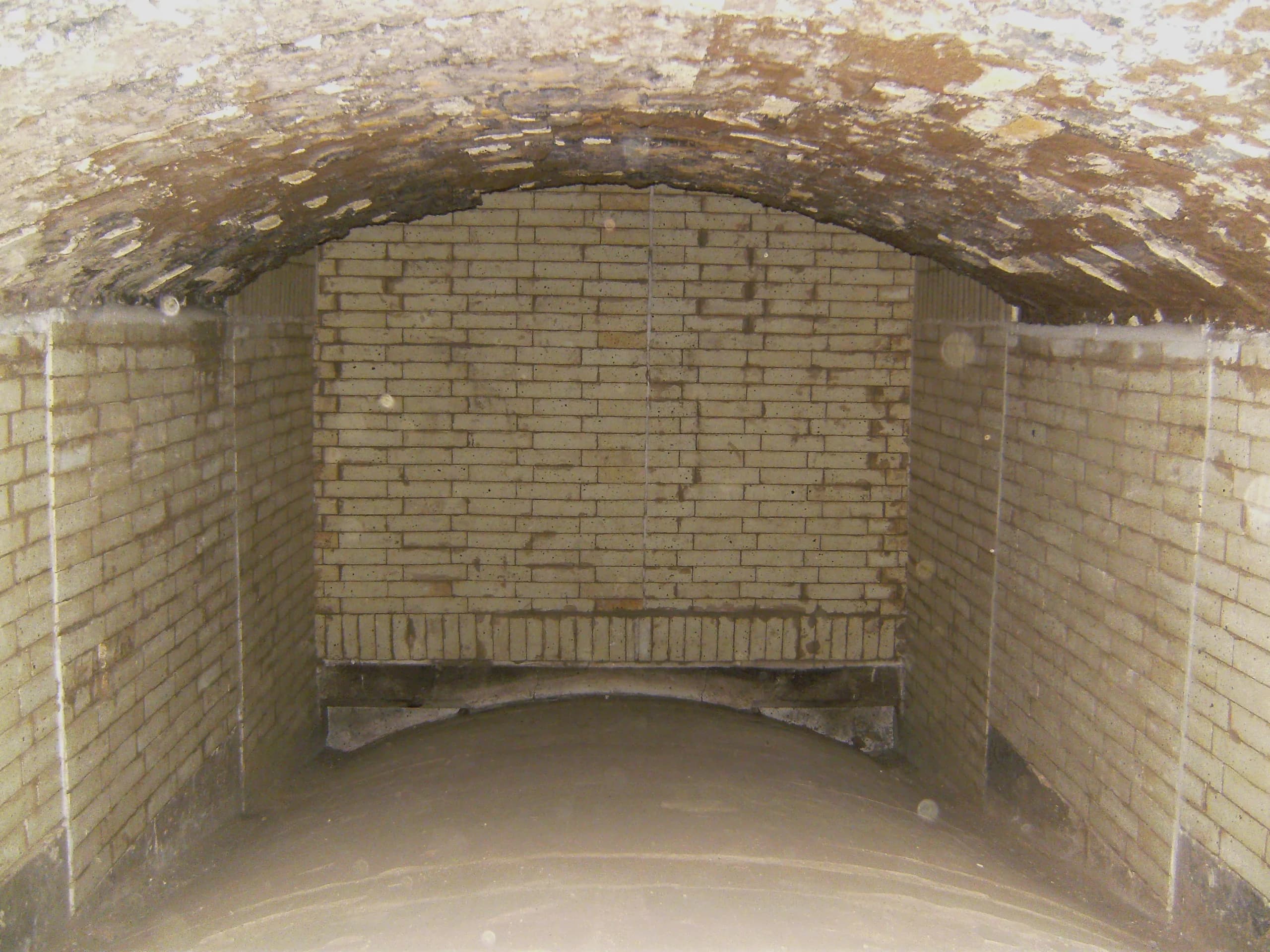 Erneuerte Vorderwand der Brennkammer im Biomasseheizkraftwerk nach Sanierung