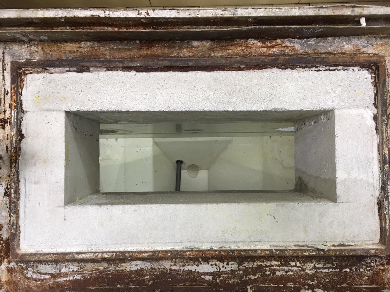 Dosierofen-Öffnung mit erneuterter feuerfester Auskleidung