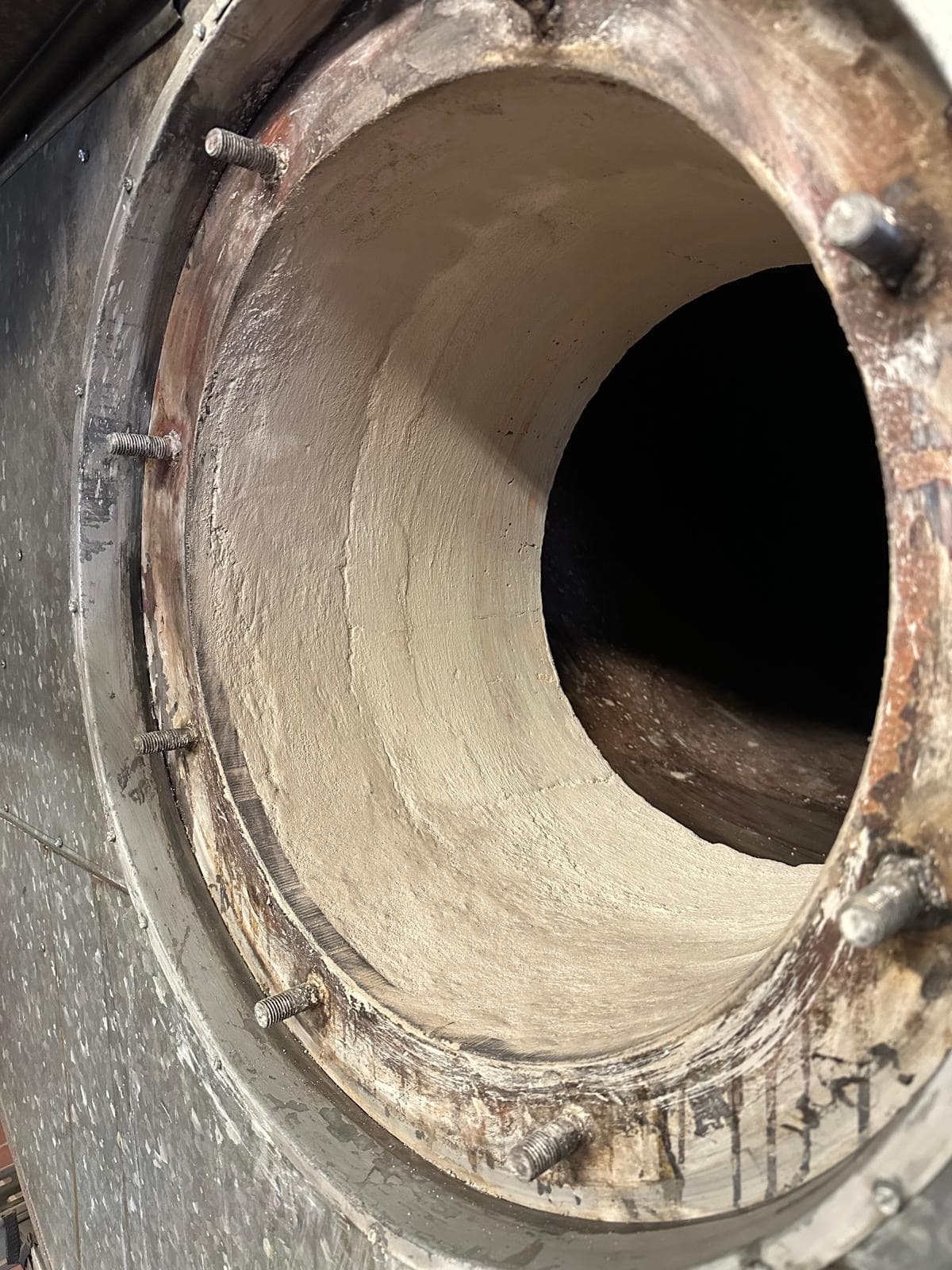 Feuerfestes Mauerwerk während der Sanierungsarbeiten