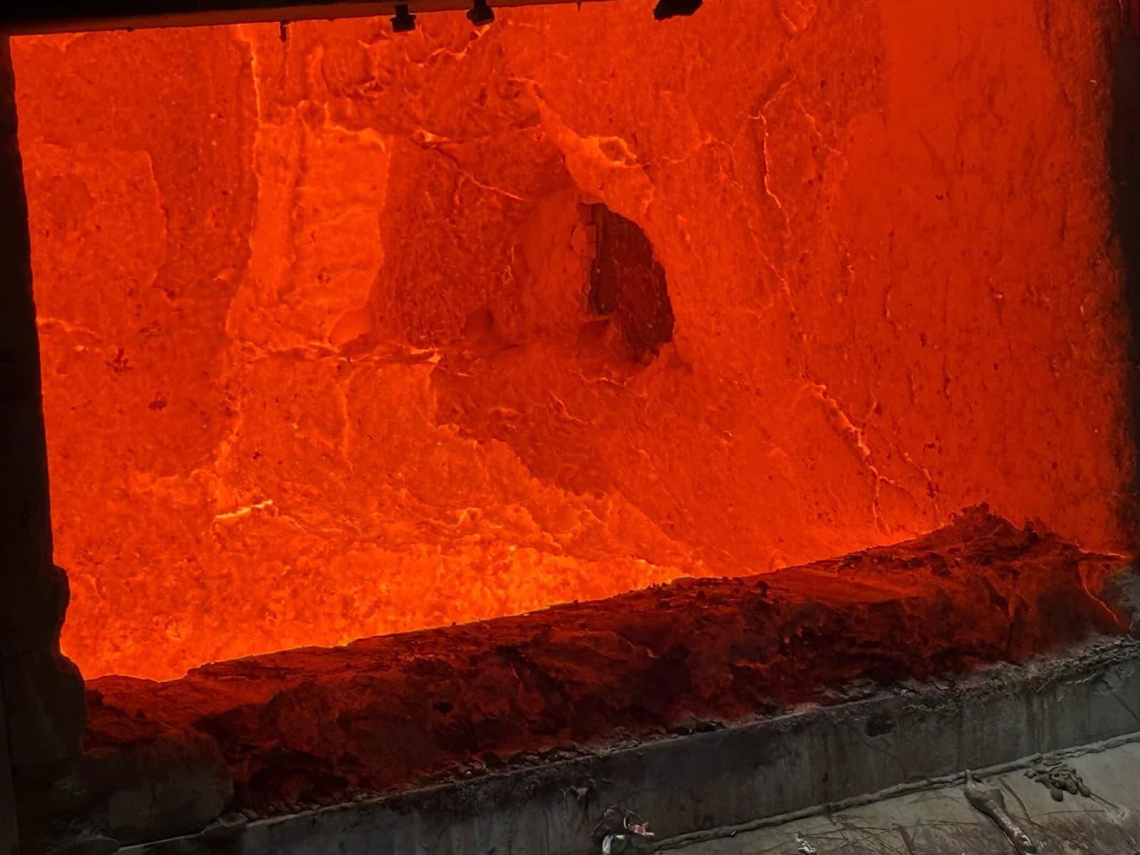 Beschädigte Rückwand eines Aluminiumofens vor der Reparatur