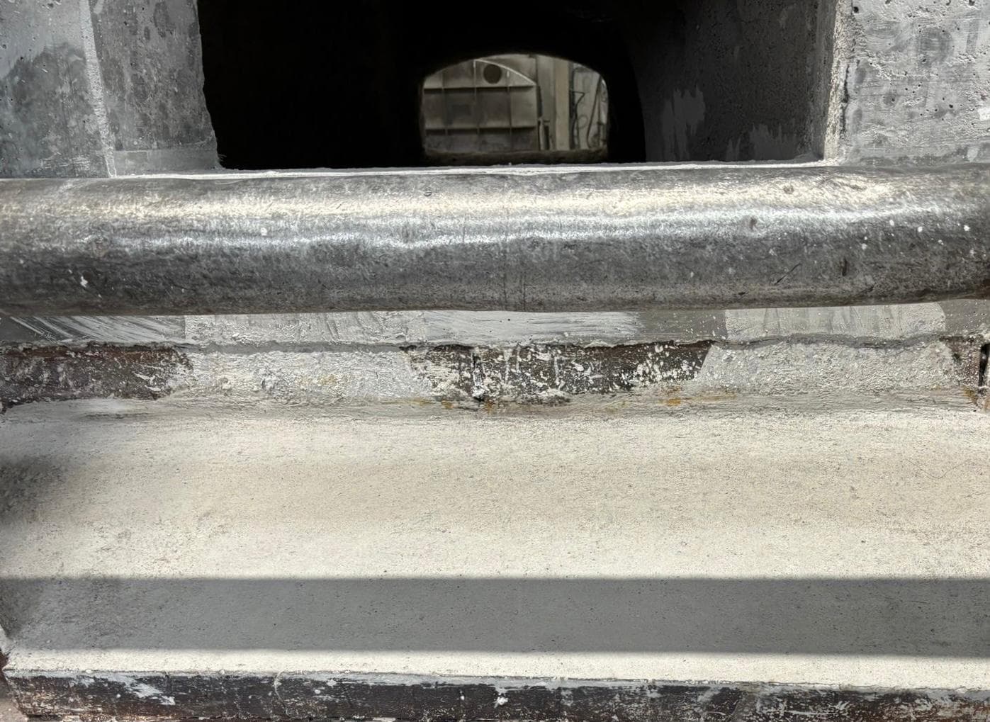 Gereinigter Ofen nach Entfernung von Schlacke und Krätze