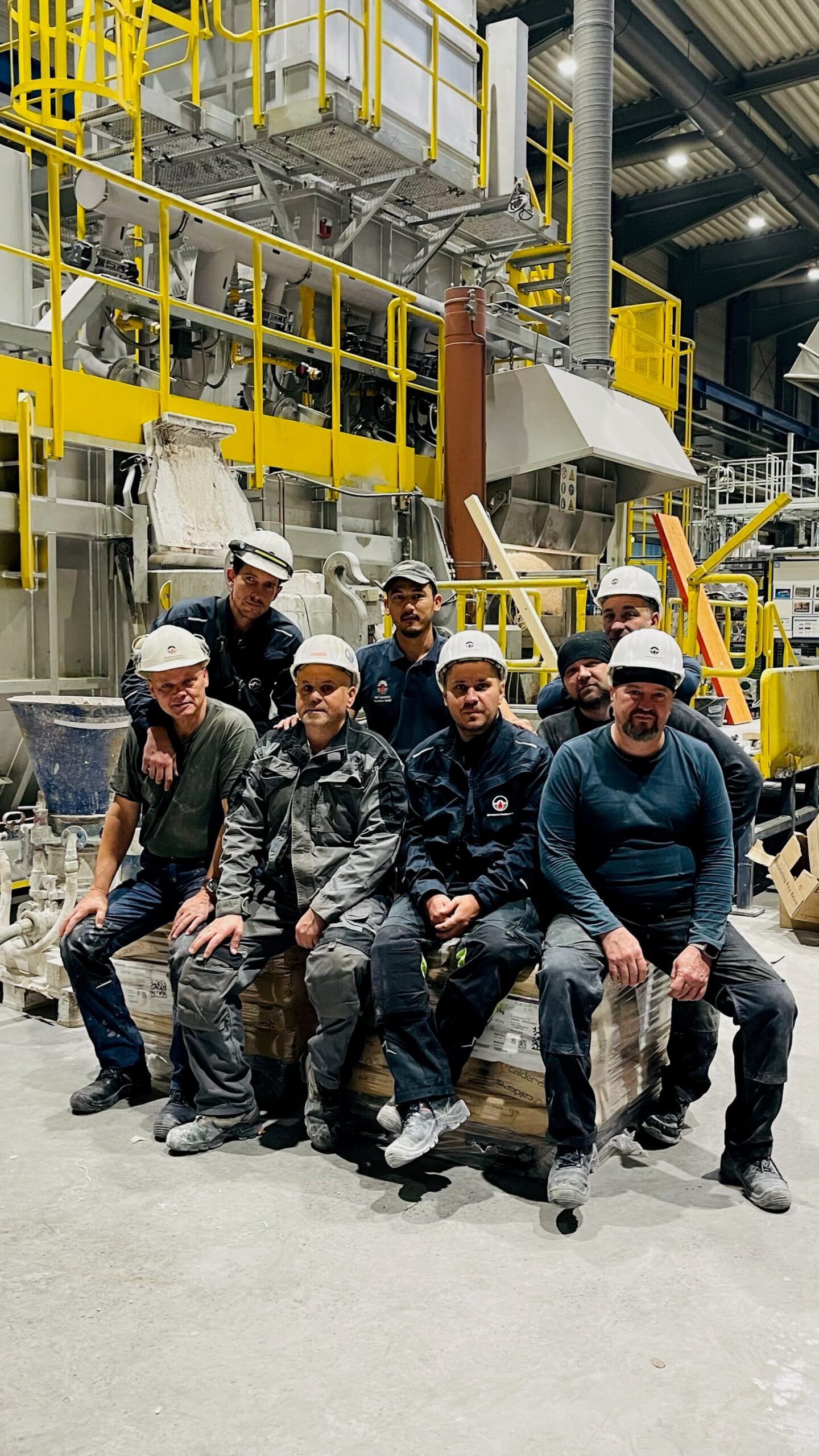 SBS-Montageteam bei der Ofenreparatur vor Ort