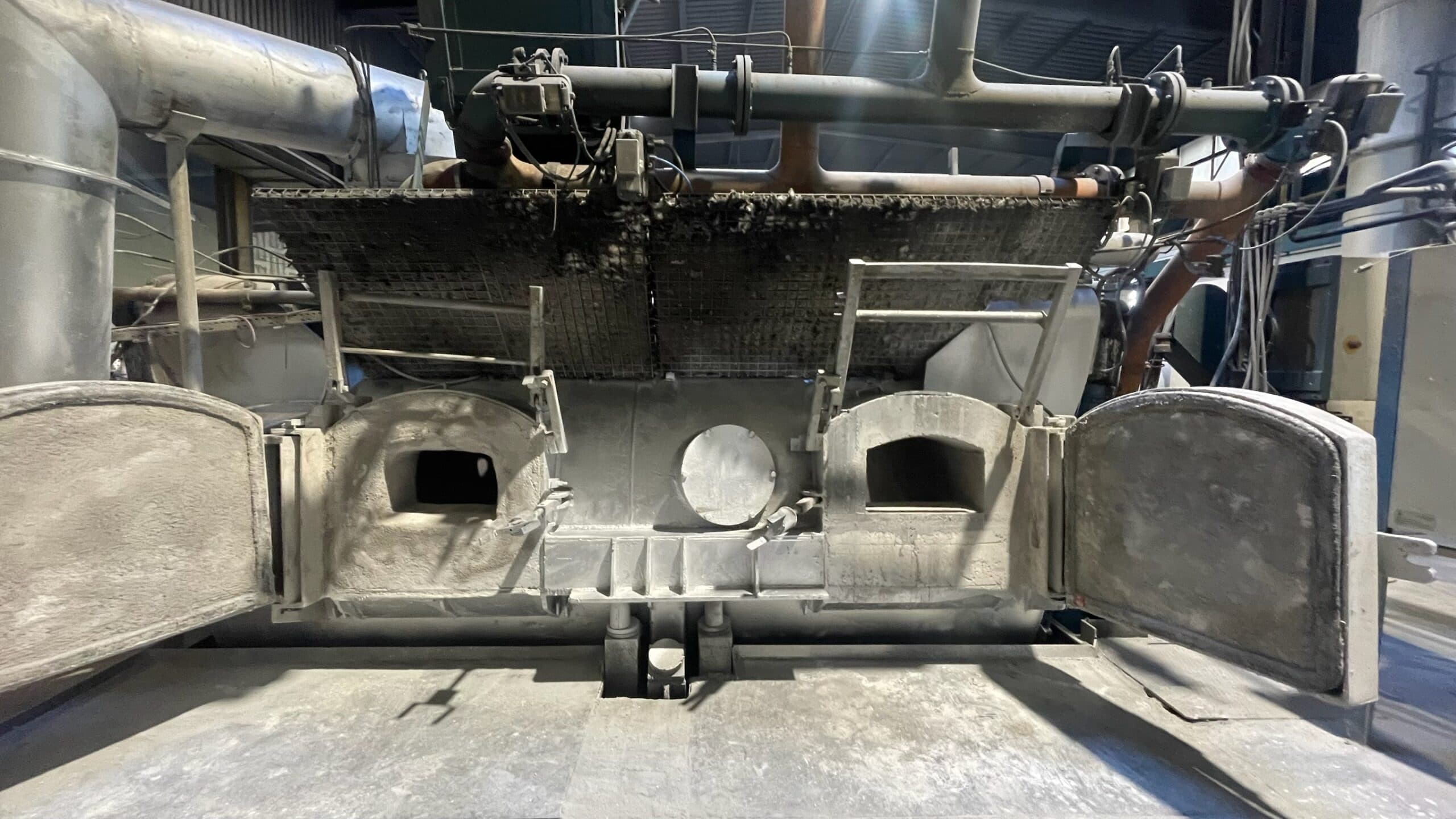 Ofenfront während der Revisionsarbeiten