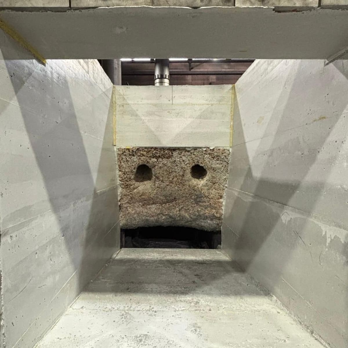 Schmelzkammer nach Instandsetzung der Seitenwände und Brennerwand