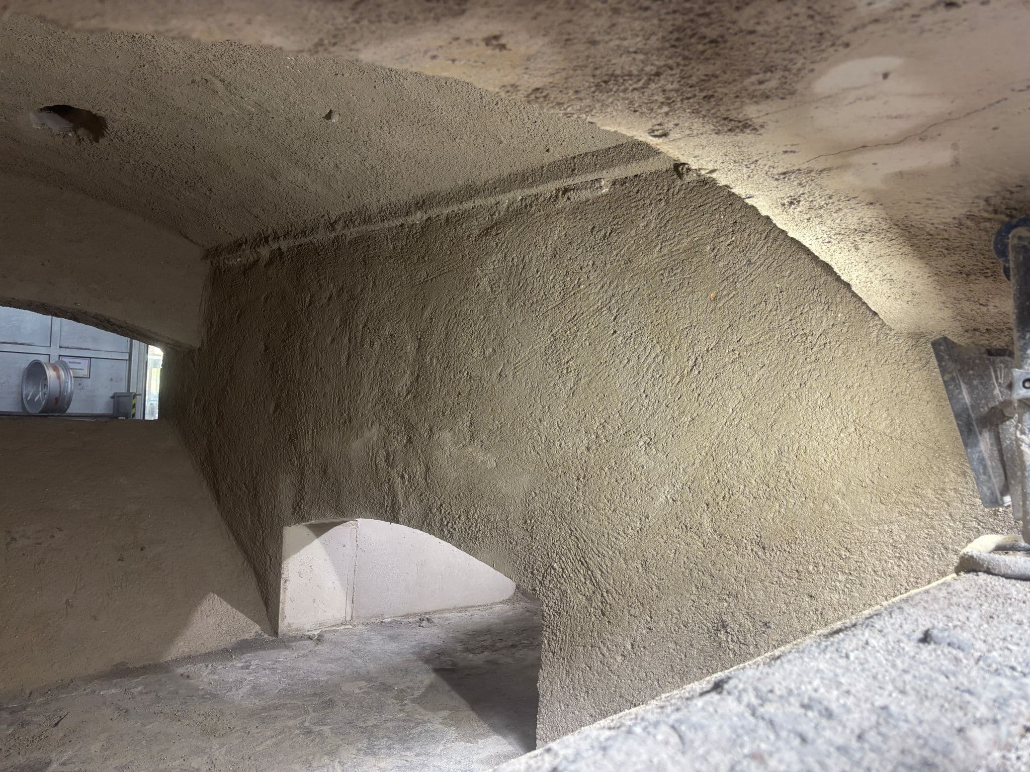 Späneofen während der Reparatur- und Reinigungsarbeiten