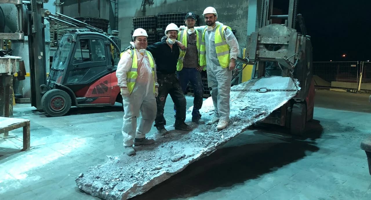 SBS-Team nach erfolgreicher Wartung eines Aluminiumofens mit ausgebauter feuerfester Platte